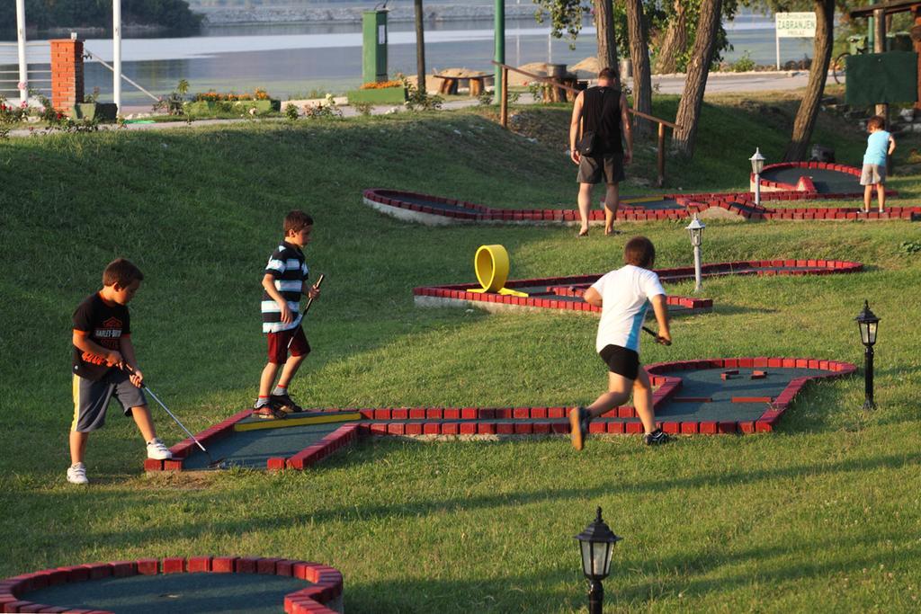 Veliko Gradište Hotel Danubia Park מראה חיצוני תמונה
